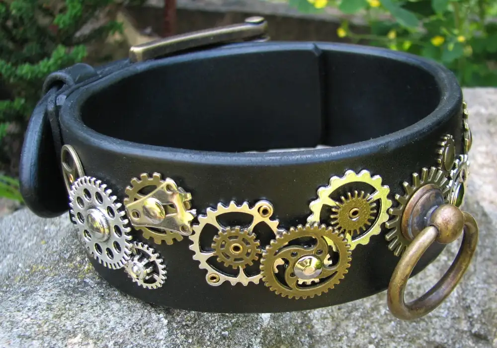 Steampunkový kožený obojek černý se soukolím. Cena dle složitosti detailů od 5000 Kč