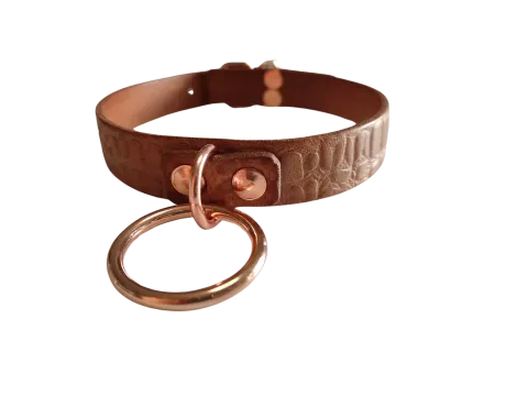 Elegantní dámský obojek z přírodní kůže s rosegold kováním. Cena 1000 Kč