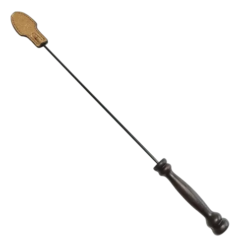 Bičík na tvrdé výprasky se zlatými třpytkami v rukojeti z wenge. Cena 2000 Kč