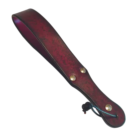 Zkrácený slapper červený s černým zdobením. Cena 1500 Kč